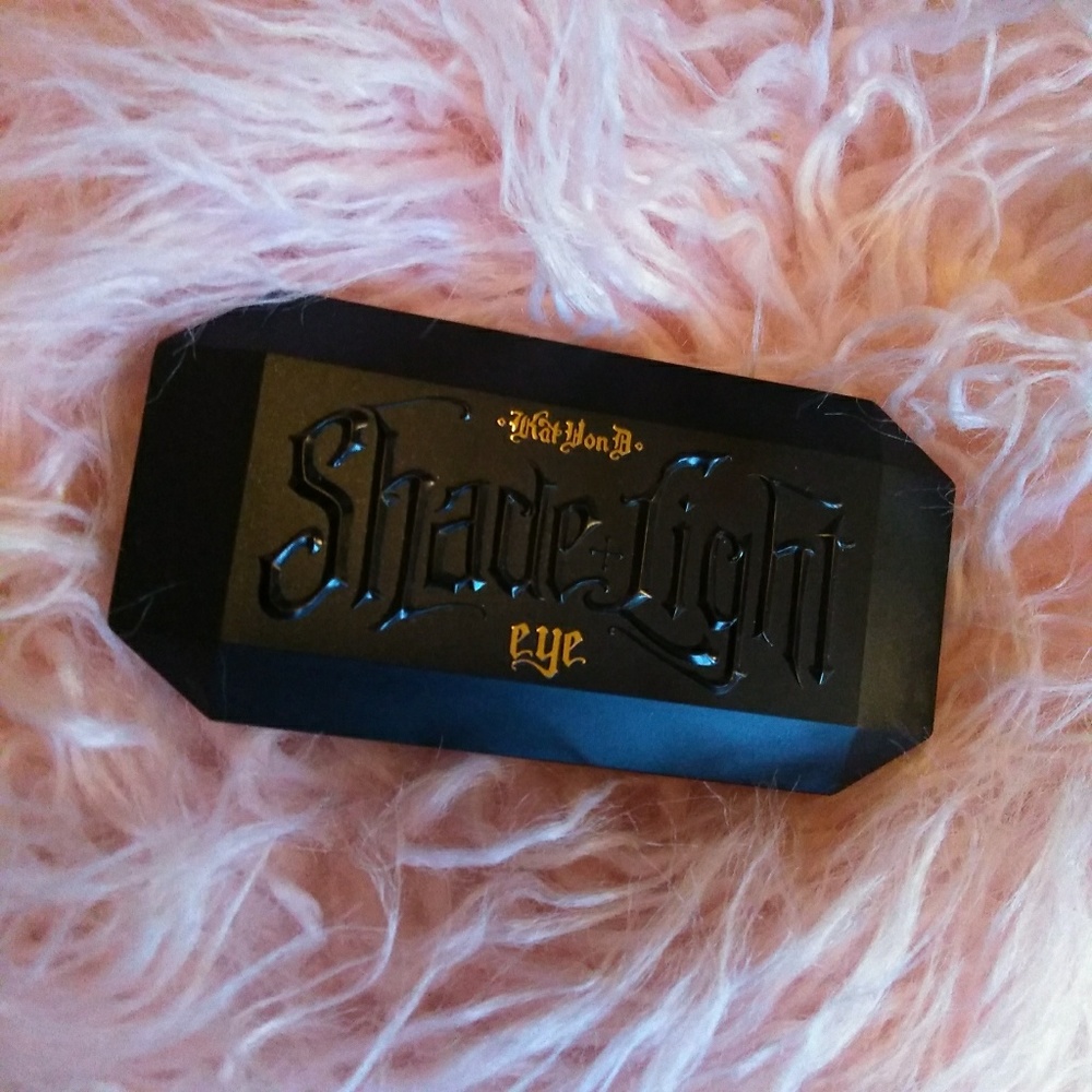 Kat Von D shade & light plum eye shadow palette